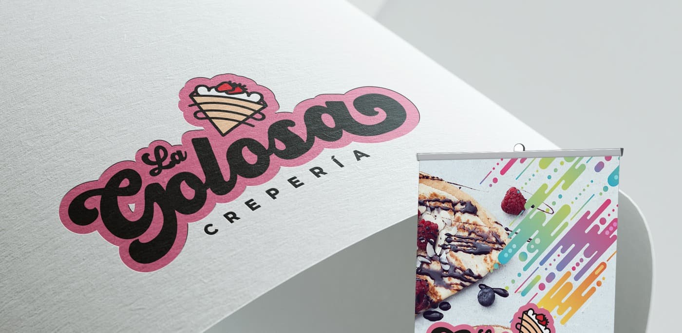 Mockup del logotipo impreso sobre cartulina junto a un roll-up con crep de frutos rojos