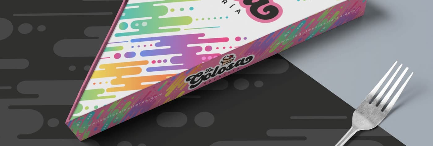 Detalle lateral de la caja triangular de packaging con el logotipo y un tenedor