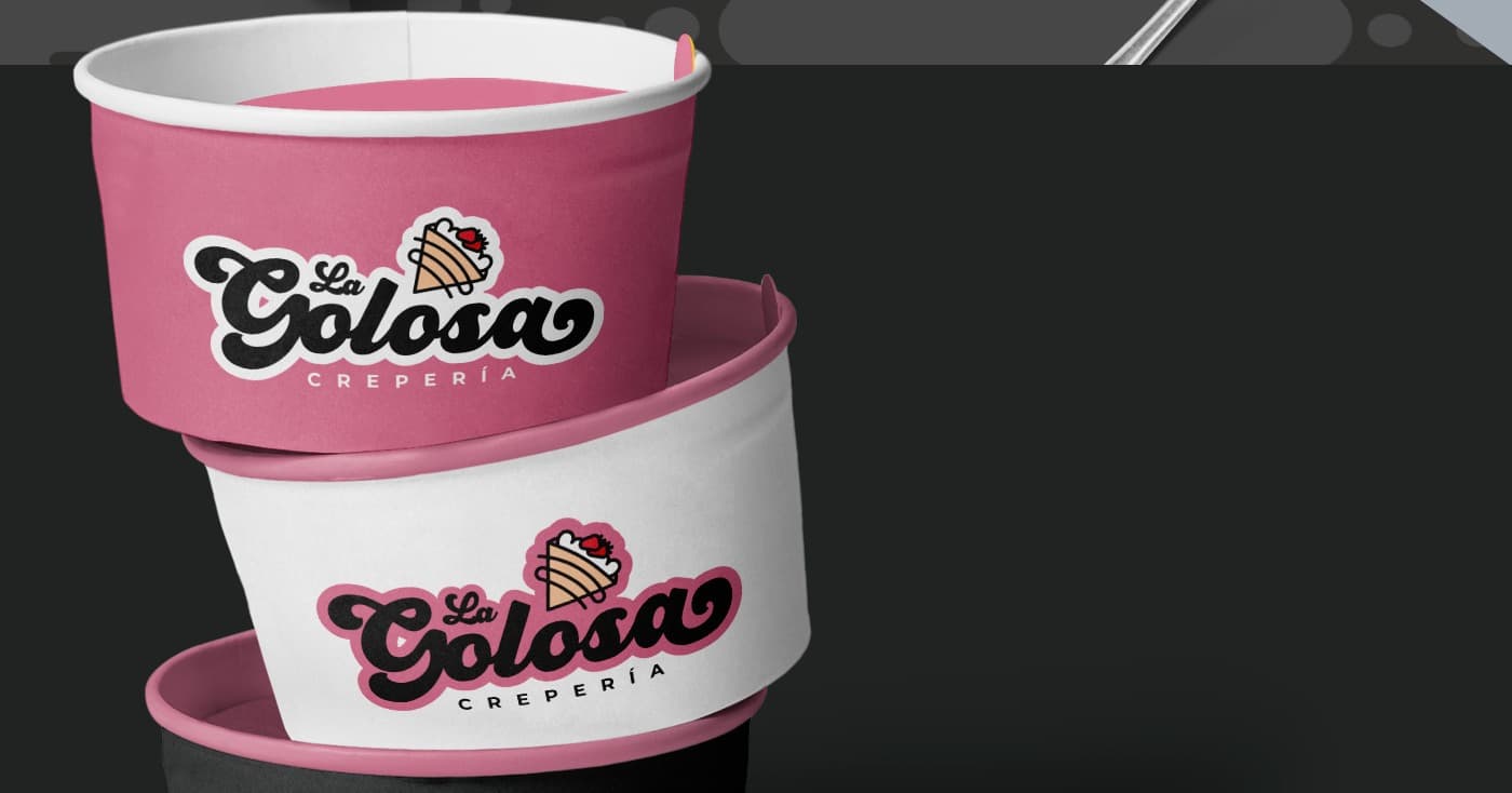 Vasos de cartón rosa y blanco apilados con el logotipo de La Golosa