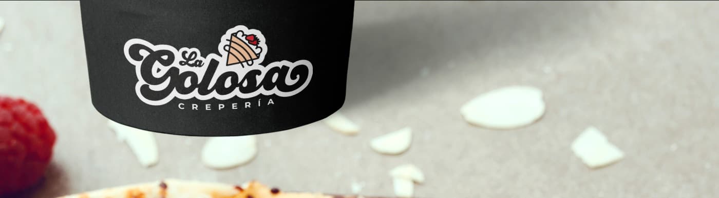 Mockup del logotipo en blanco y negro aplicado a un vaso de cartón oscuro