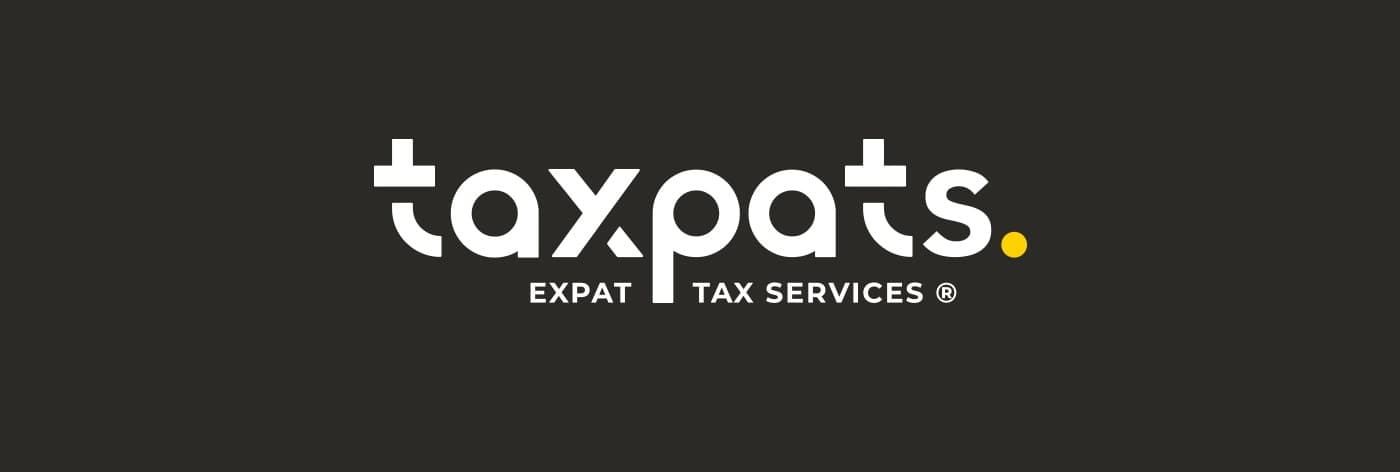 Logotipo Taxpats en blanco sobre fondo negro