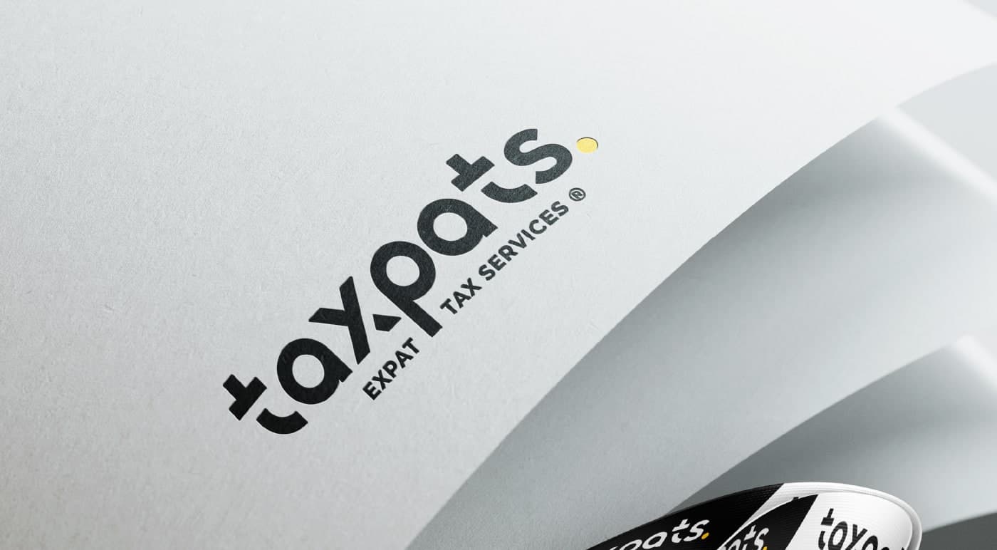 Detalle del logotipo en relieve sobre papel curvado