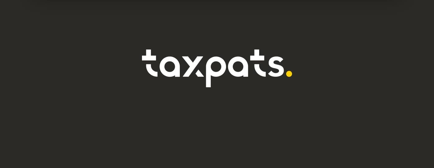 Logotipo Taxpats en blanco sobre fondo gris oscuro