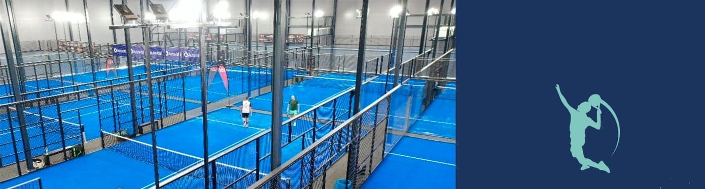 Fotografia de les pistes de pàdel indoor al costat de l'isotip del jugador