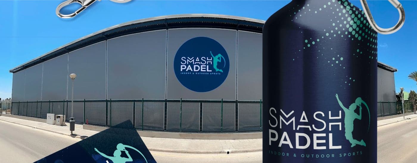 Façana del club amb el logo circular i una ampolla d'alumini