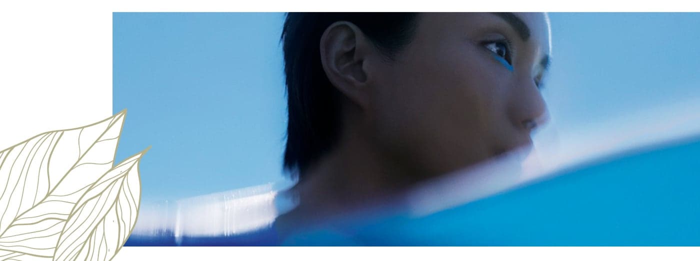 Retrat de perfil d'una model amb delineat blau i llum difuminada