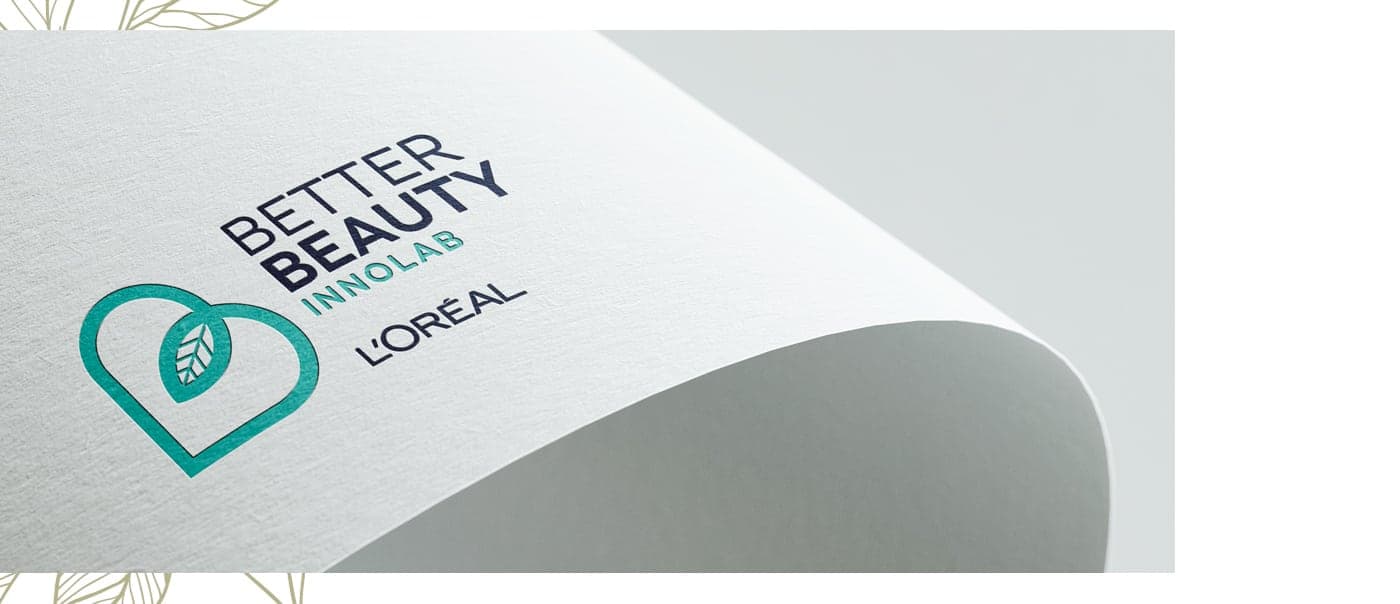 Logotip estampat en tinta sobre un full de paper corbat