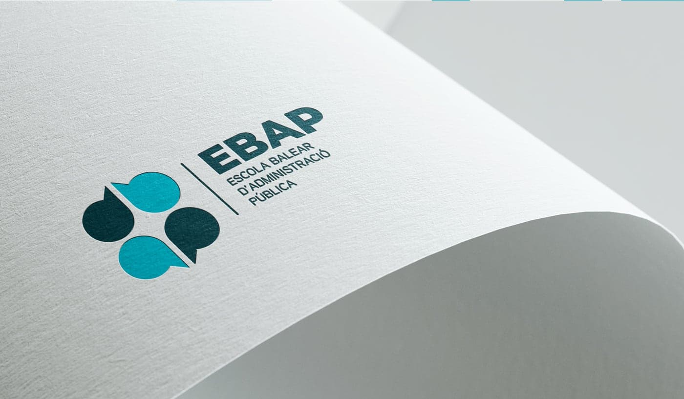 Logotipo de la EBAP grabado en relieve sobre papel texturizado blanco