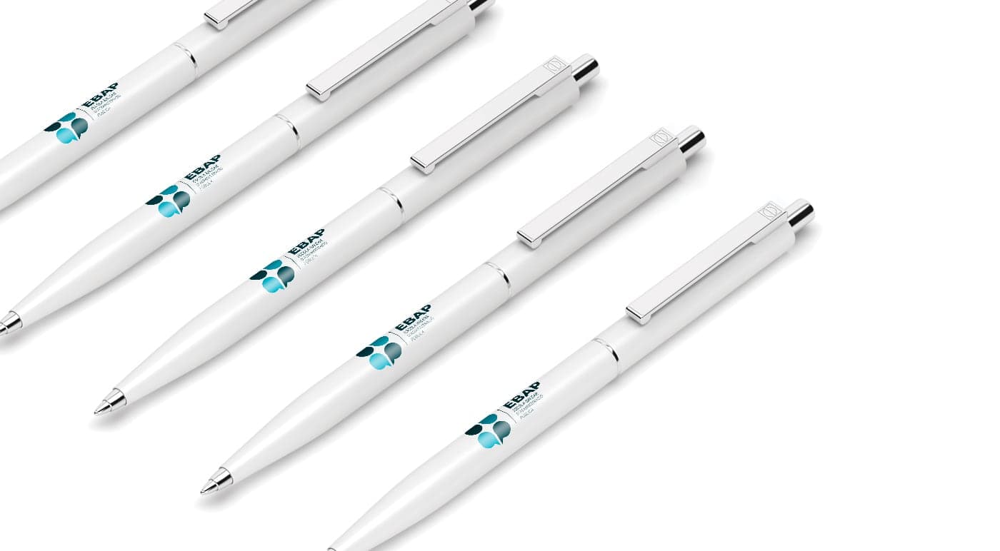 Bolígrafos blancos con el logotipo de la EBAP impreso en turquesa y azul oscuro