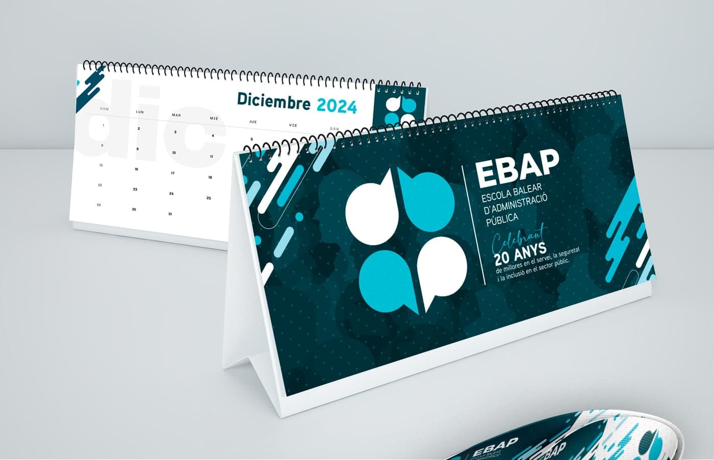 Calendarios de sobremesa con el logotipo de la EBAP y el mes de diciembre 2024