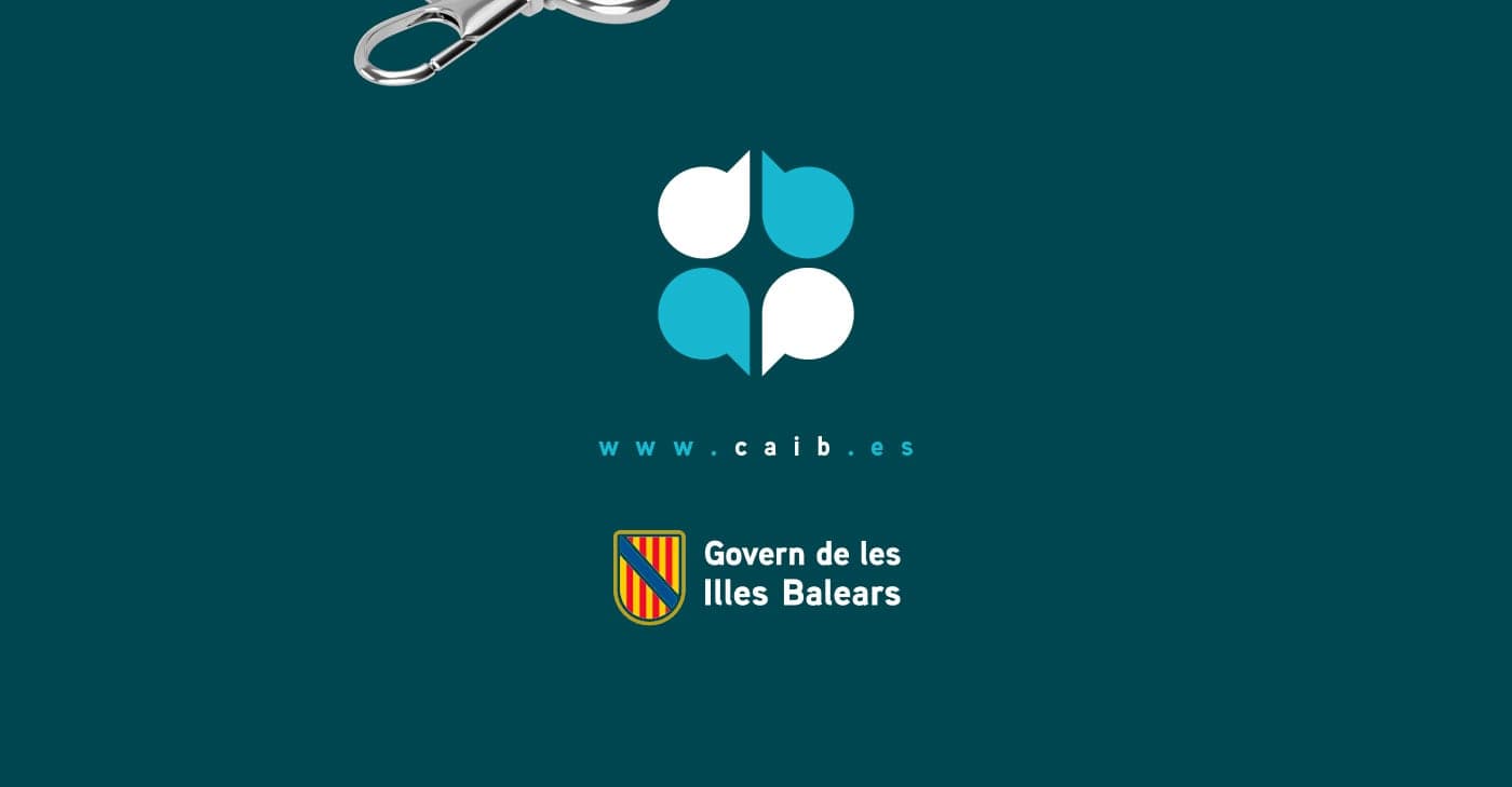Llavero, isotipo de la EBAP y escudo del Govern de les Illes Balears sobre fondo verde azulado