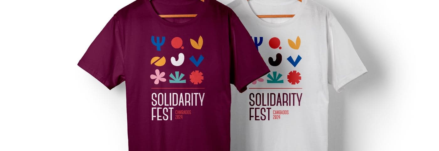 Samarretes granat i blanca amb el logotip del festival estampat