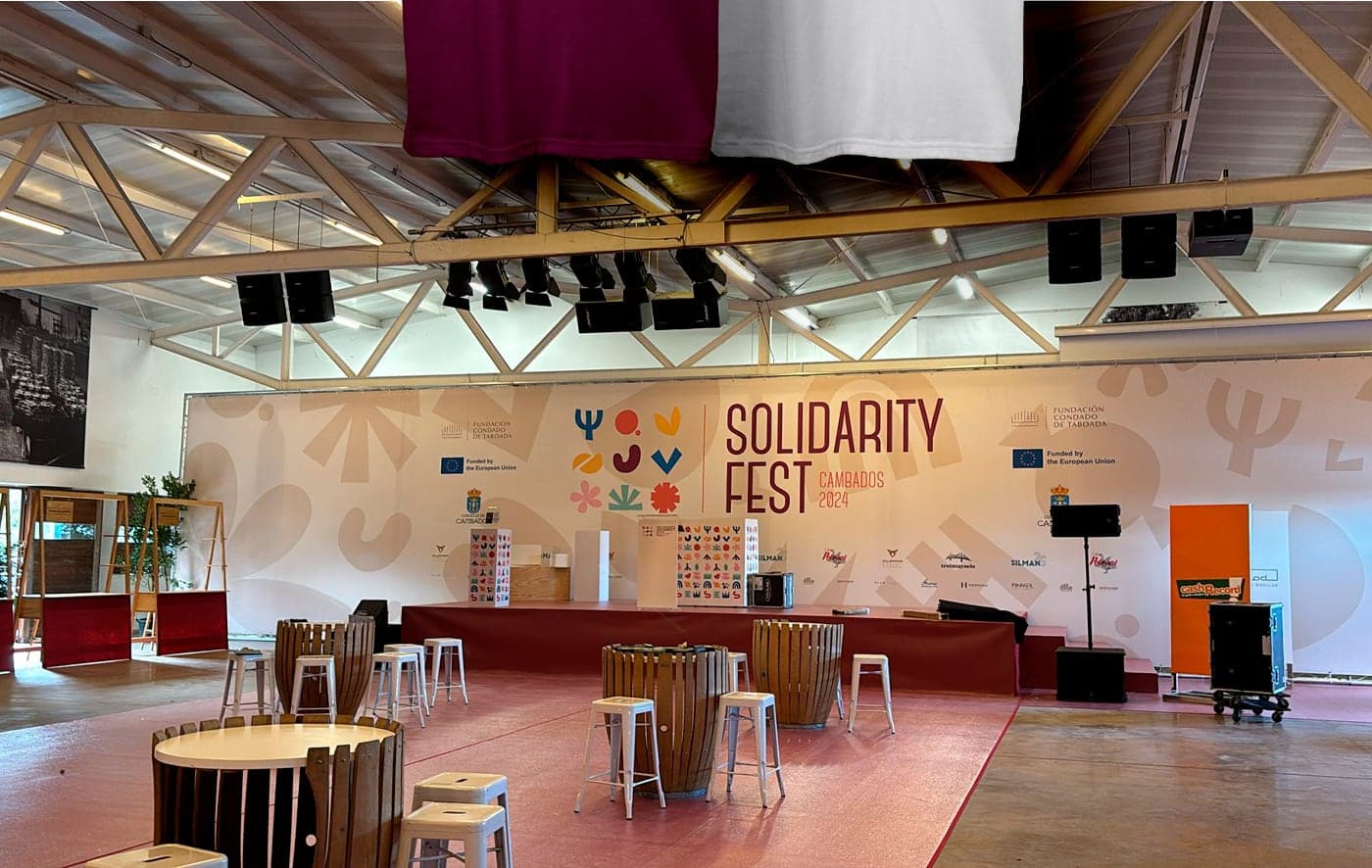 Interior del pavelló amb l'escenari i el photocall del Solidarity Fest