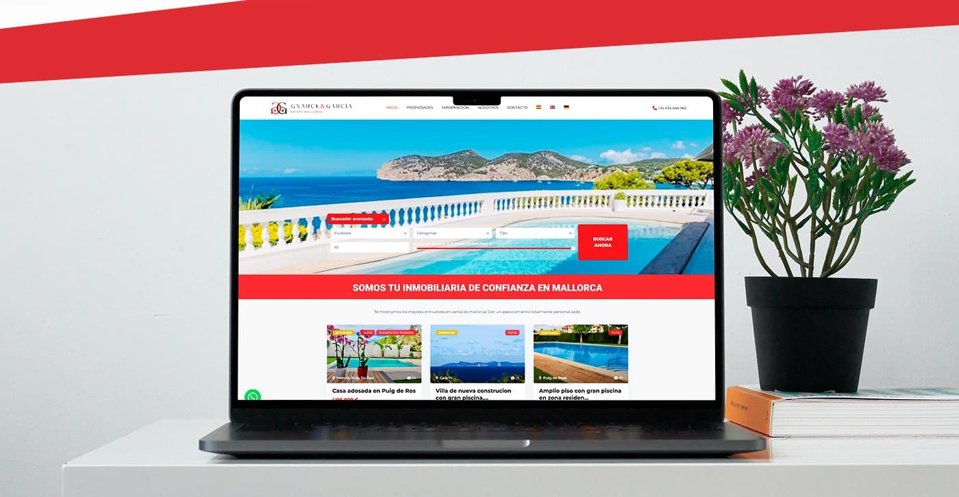 Mockup de portátil con la web inmobiliaria y una villa con vistas al mar