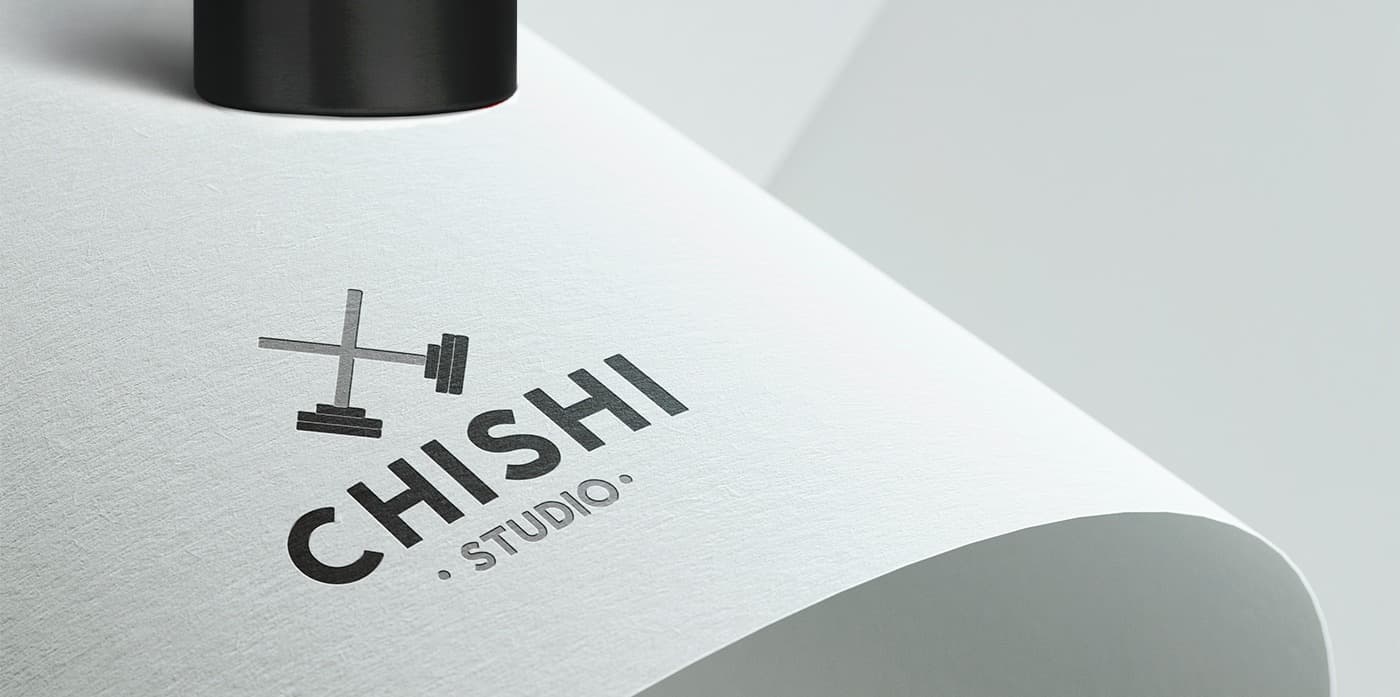 Detall del logotip estampat en relleu sobre un full de paper enrotllat