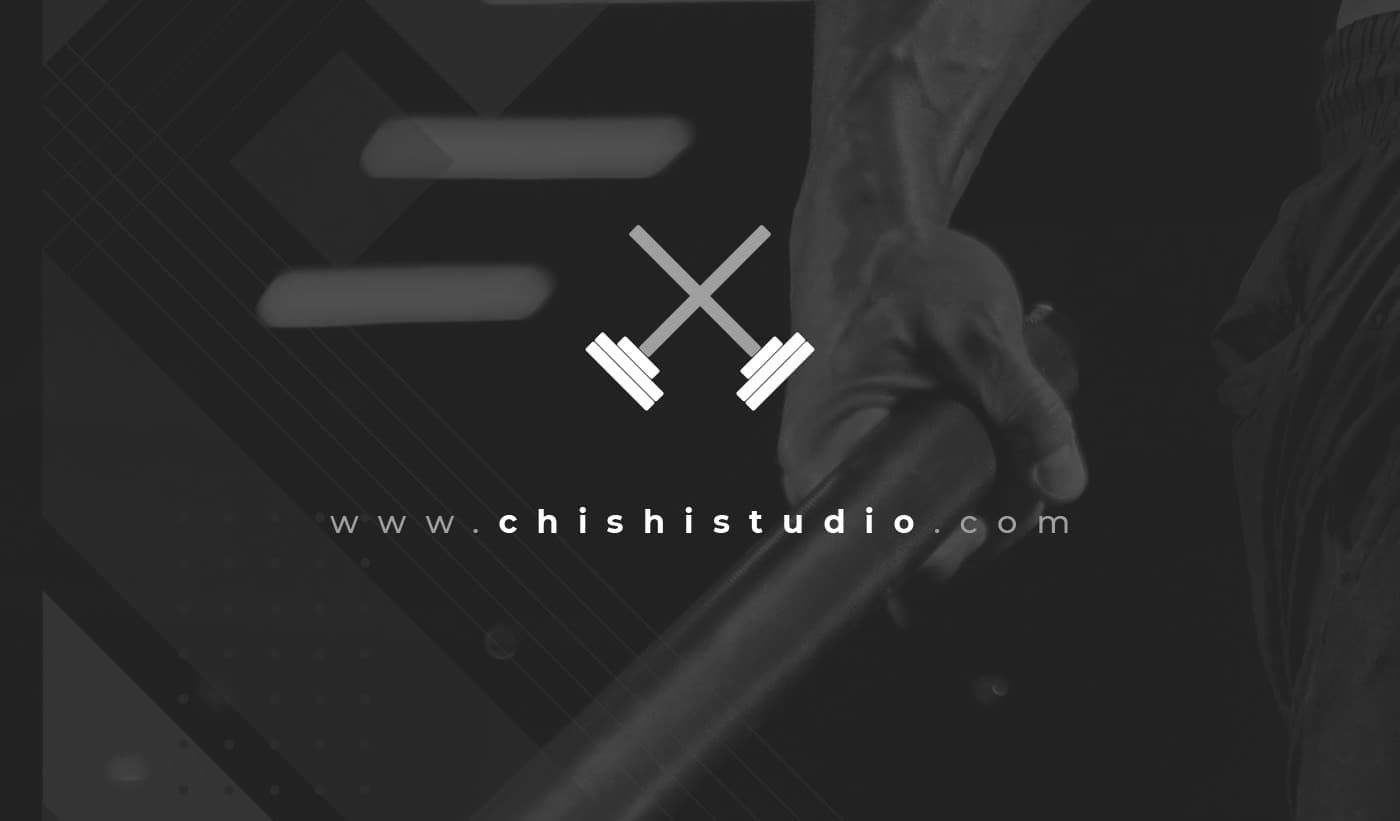 Mà subjectant la barra d'un Chishi Mod amb el logotip i la URL chishistudio.com