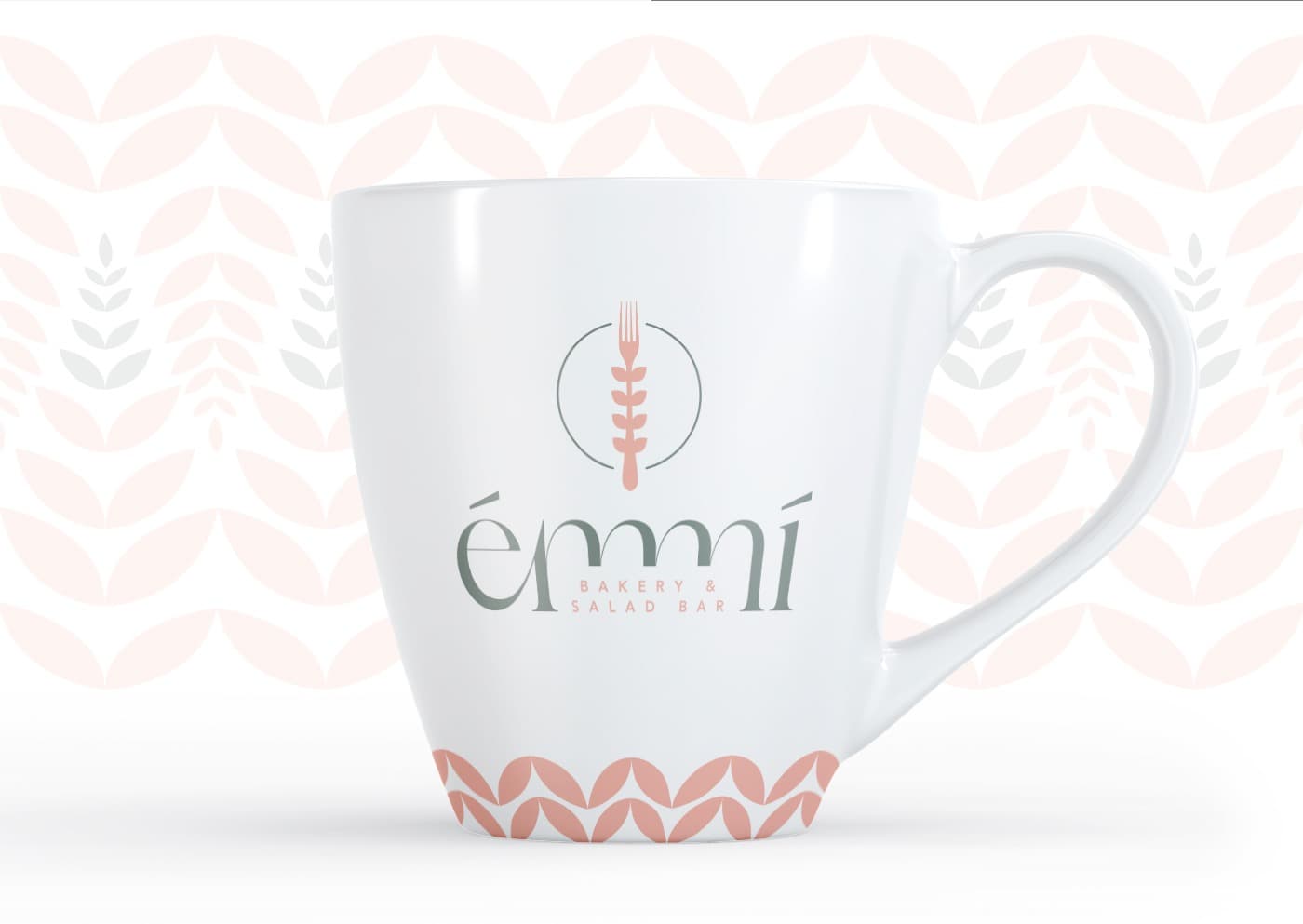 Taza de cerámica blanca con el logotipo de Émmí y motivo de espigas y hojas
