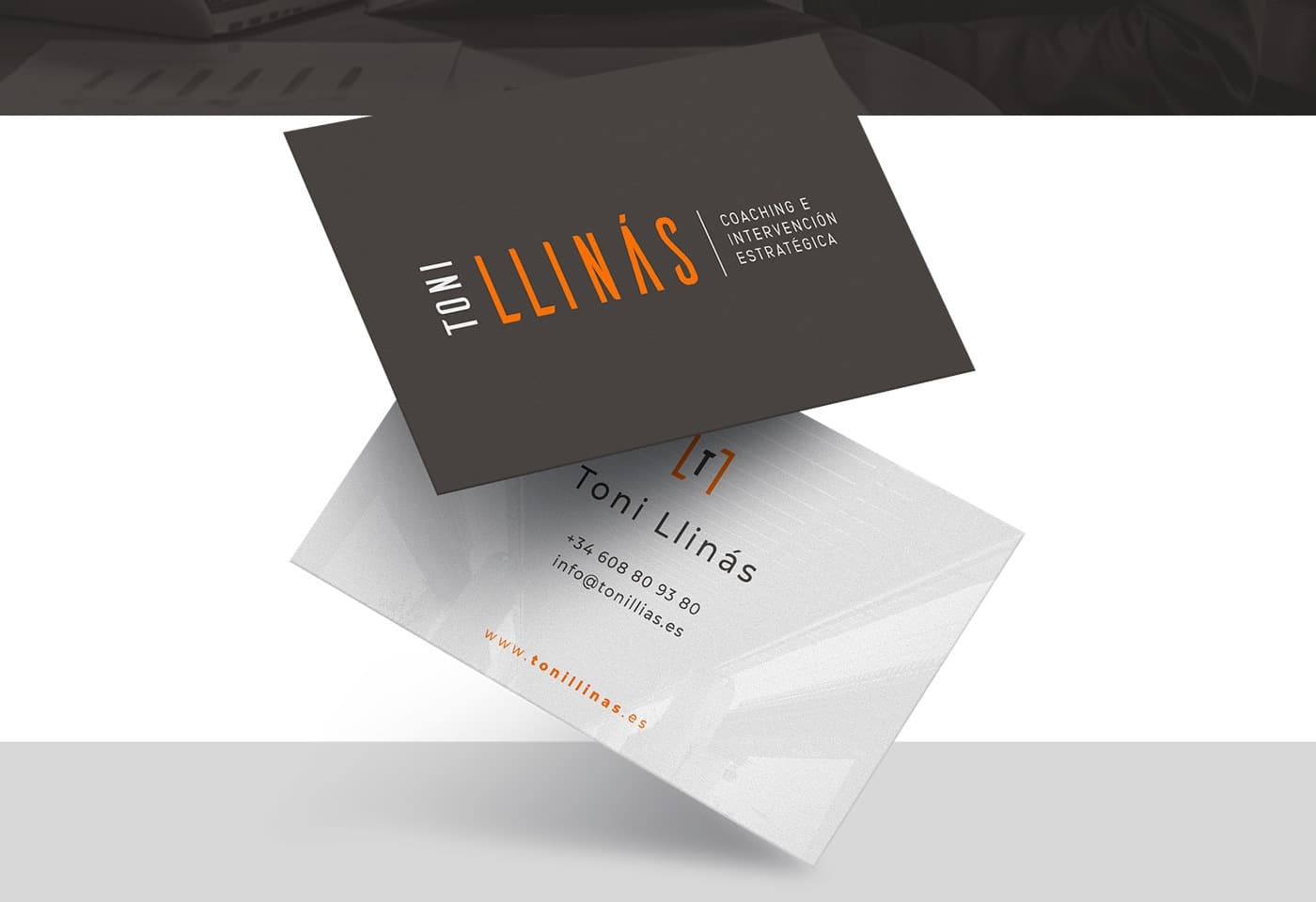 Tarjeta de visita gris oscuro con el logotipo Toni Llinás en naranja y blanco