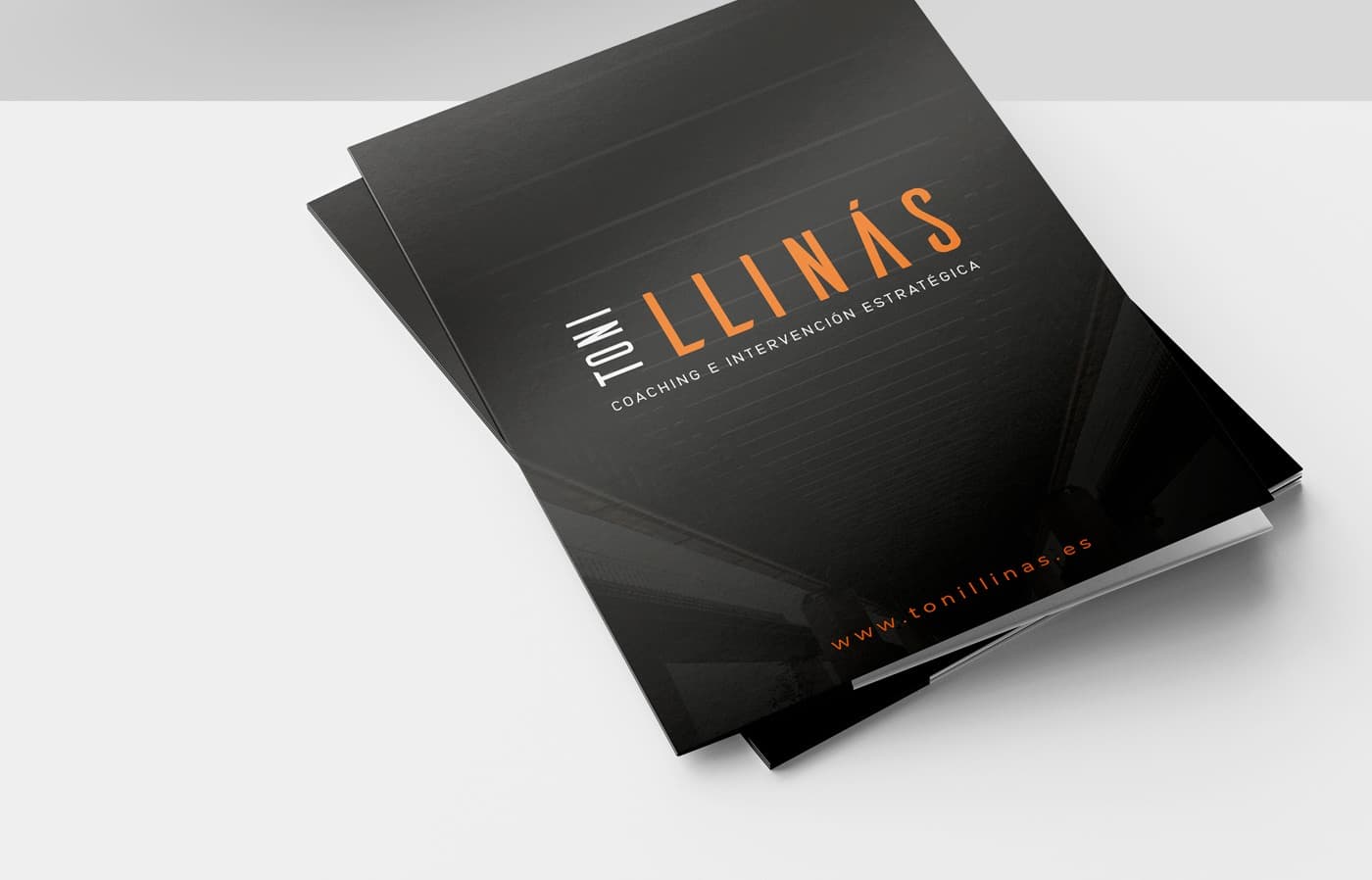 Dossier corporativo negro con el logotipo Toni Llinás en naranja