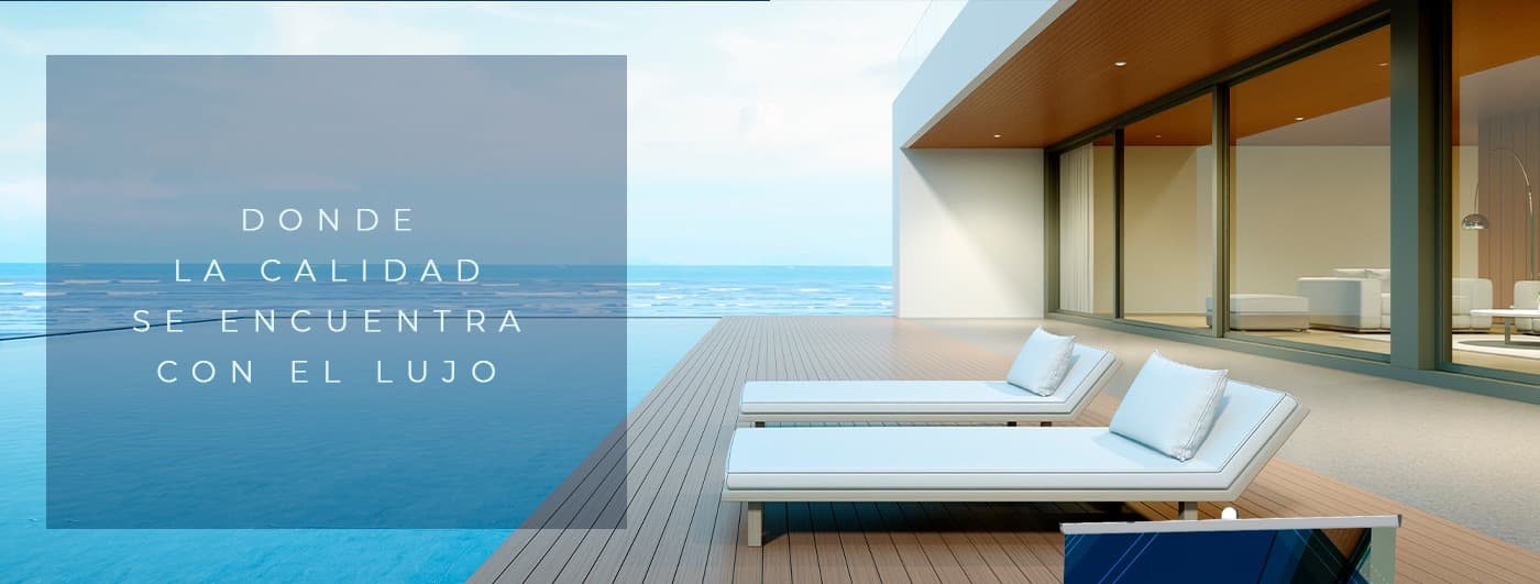 Capçalera de la web amb una vil·la de luxe davant el mar i l'eslògan On la qualitat es troba amb el luxe