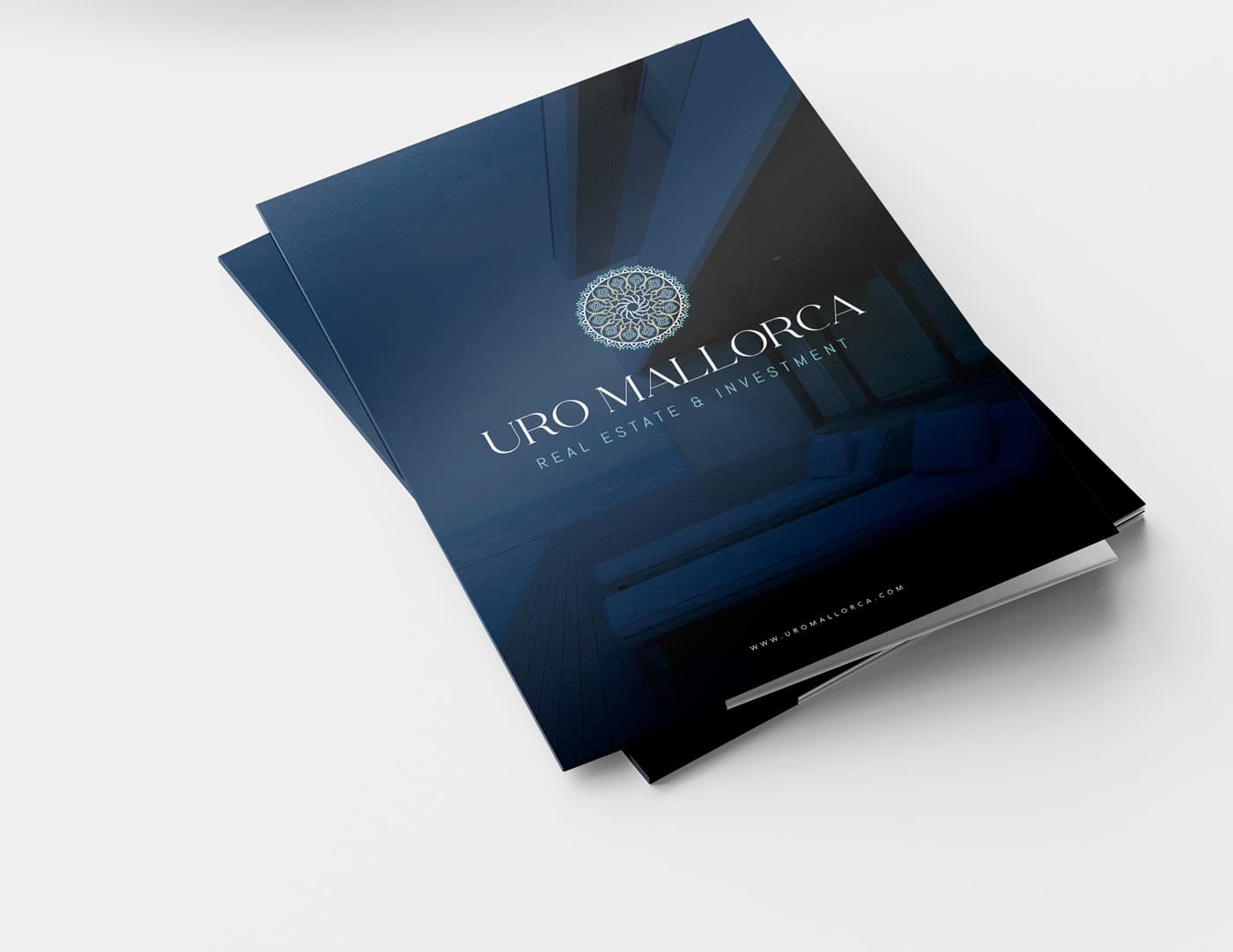 Dossier corporatiu blau marí amb el logotip i una fotografia d'interiorisme de luxe