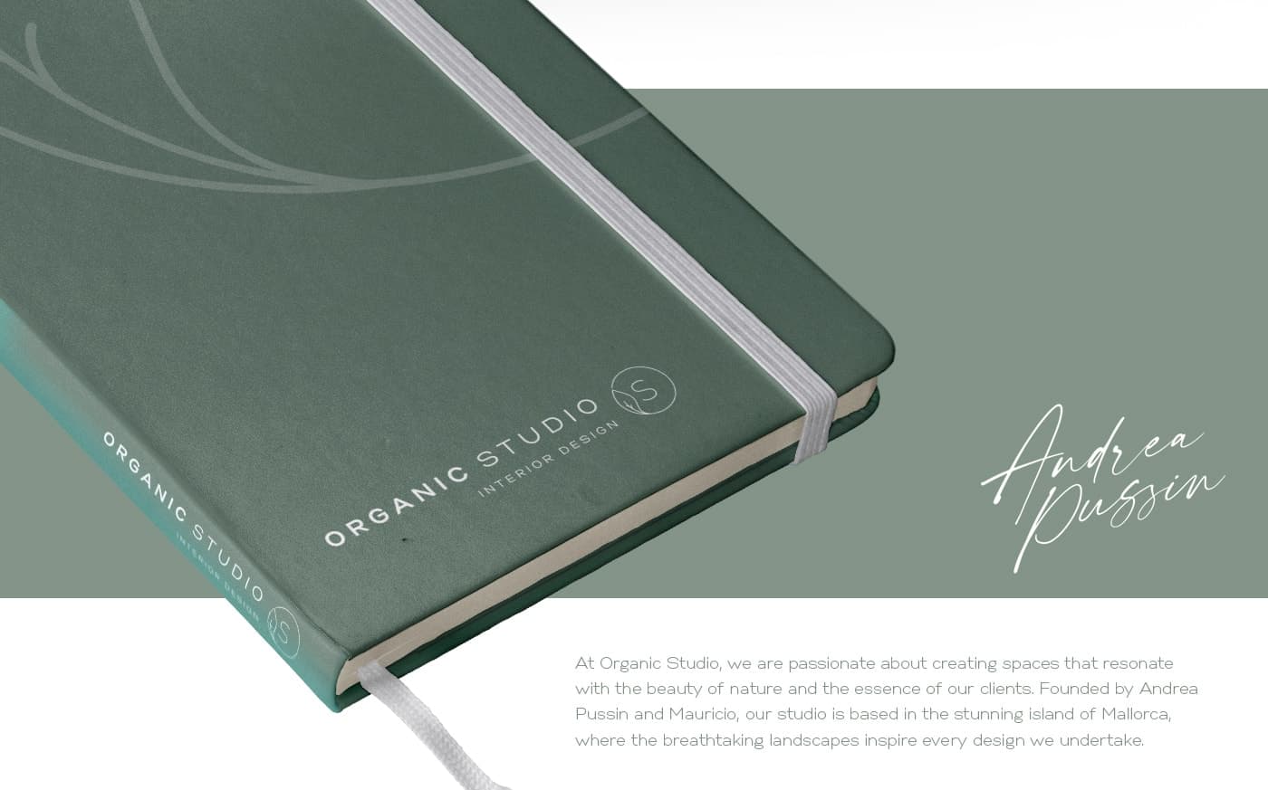 Cuaderno verde con el logotipo grabado y la firma de Andrea Pussin