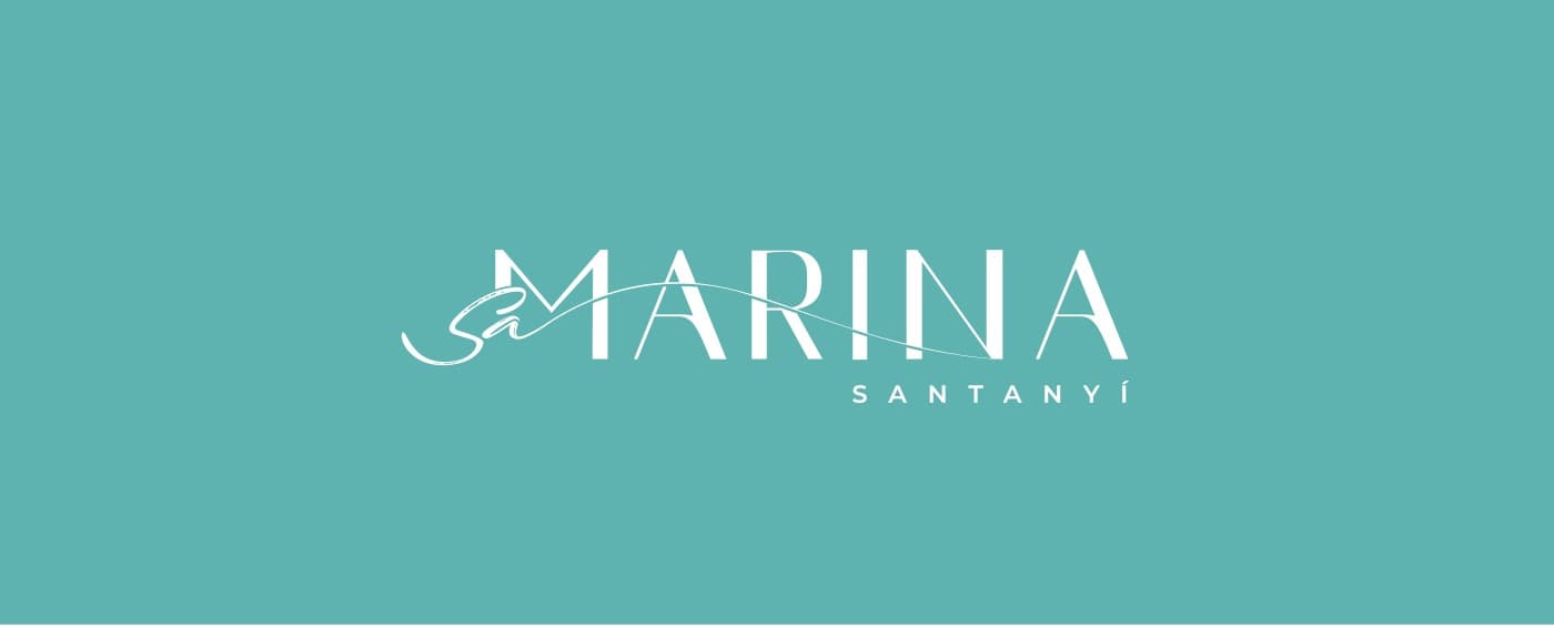 Logotip de Sa Marina en blanc sobre fons turquesa mediterrani