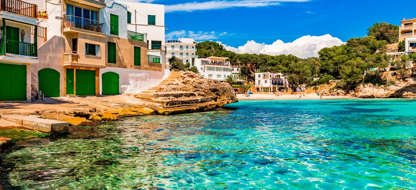 Vista de la cala de Santanyí amb cases emblanquinades i mar turquesa