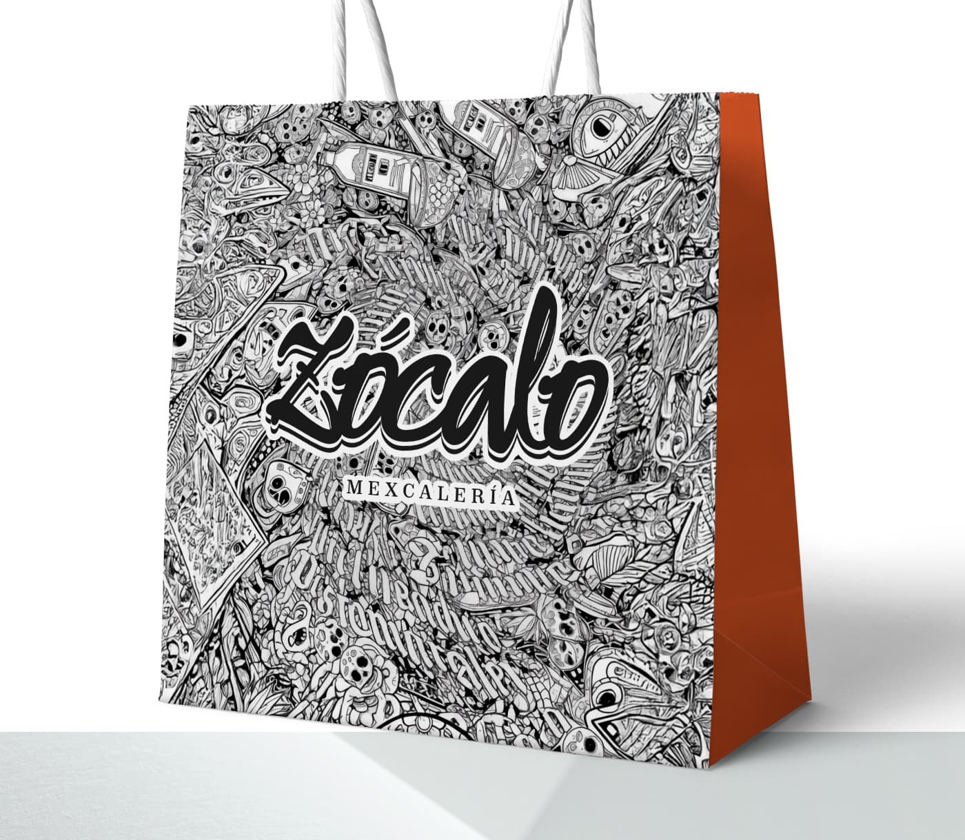 Mockup de bolsa de papel con ilustración de calaveras mexicanas y el logotipo en negro
