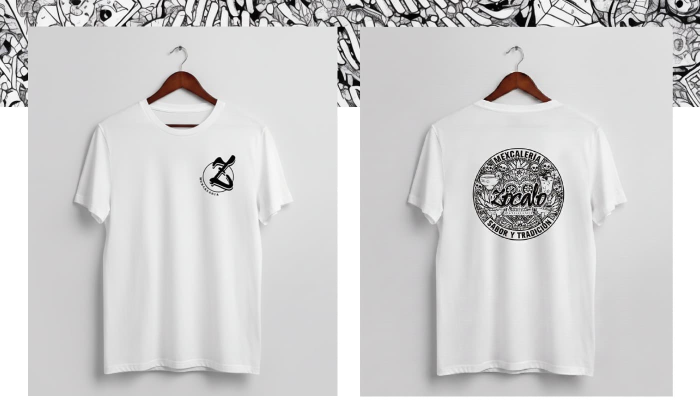 Mockup de camisetas blancas con el isotipo en el pecho y el sello circular en la espalda
