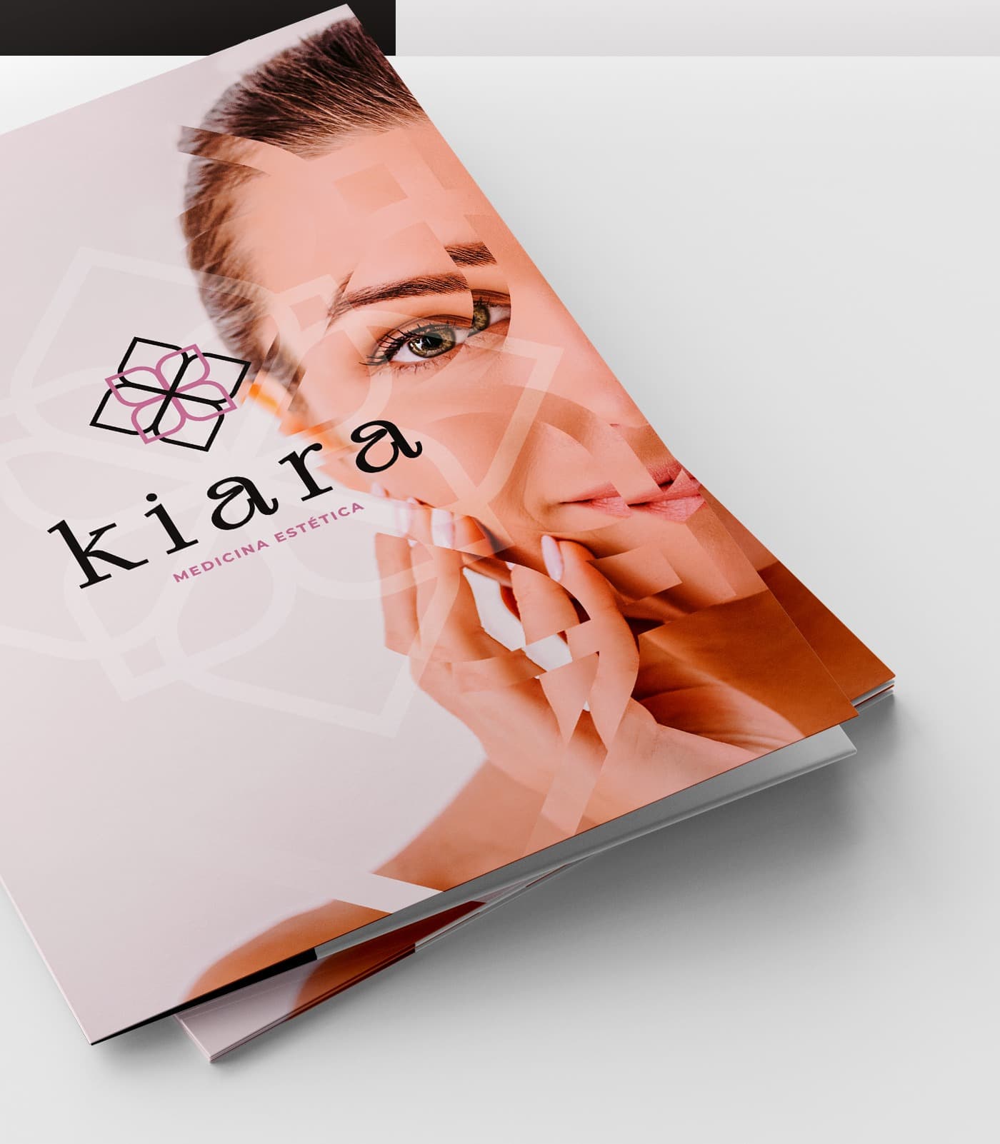 Mockup de dossier corporativo con el rostro de una mujer fragmentado geométricamente