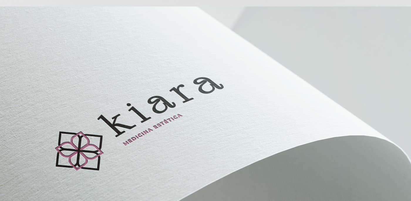 Detalle macro del logotipo de Kiara grabado sobre papel