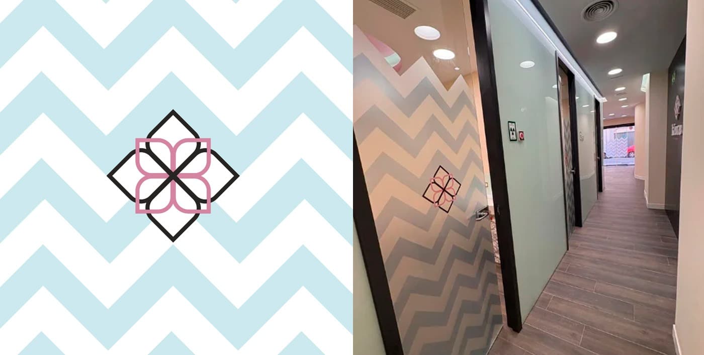Patrón geométrico de zigzag con el isotipo y pasillo interior con puertas de tratamiento