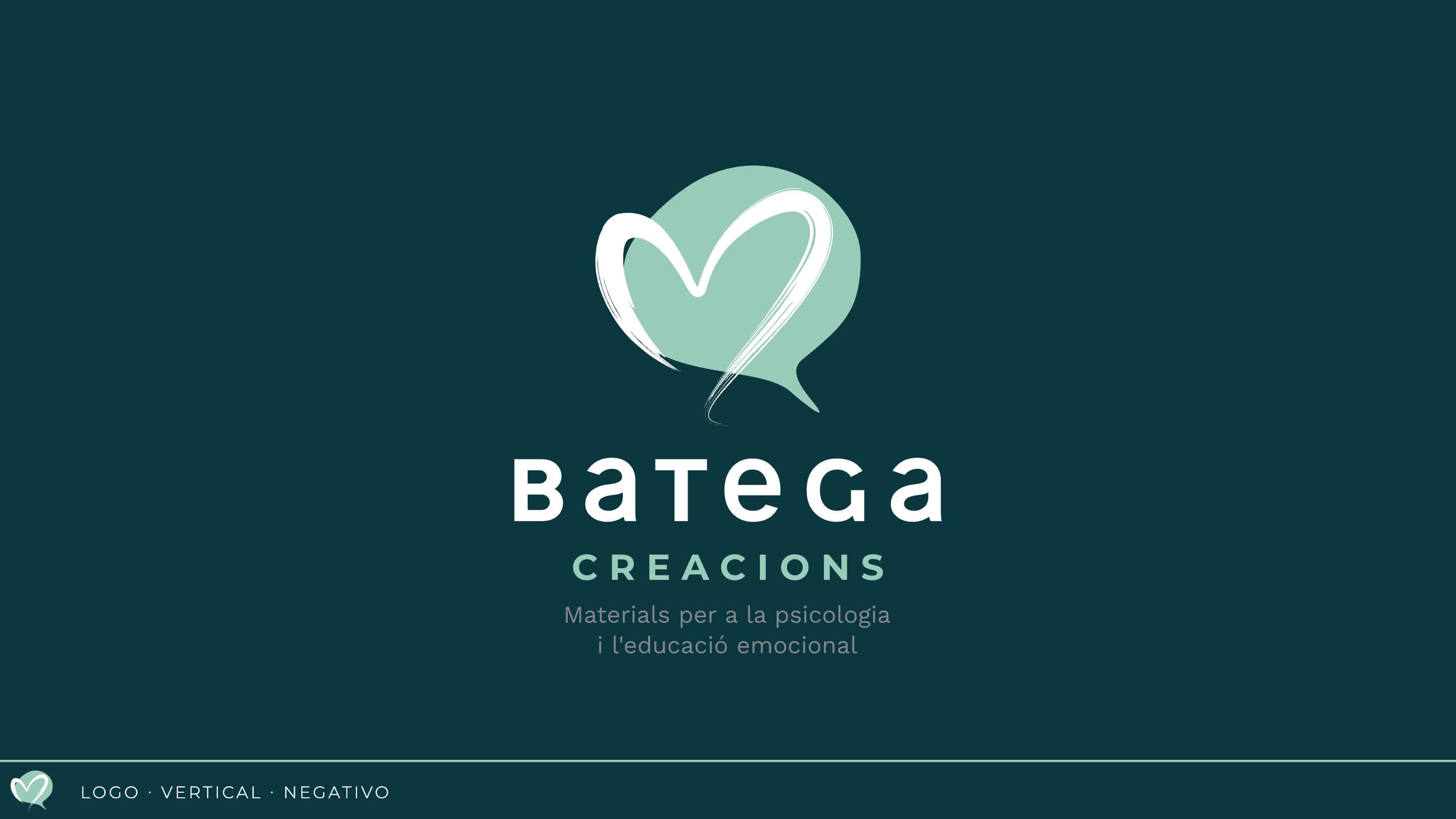 Versión vertical del logotipo en negativo sobre fondo verde oscuro
