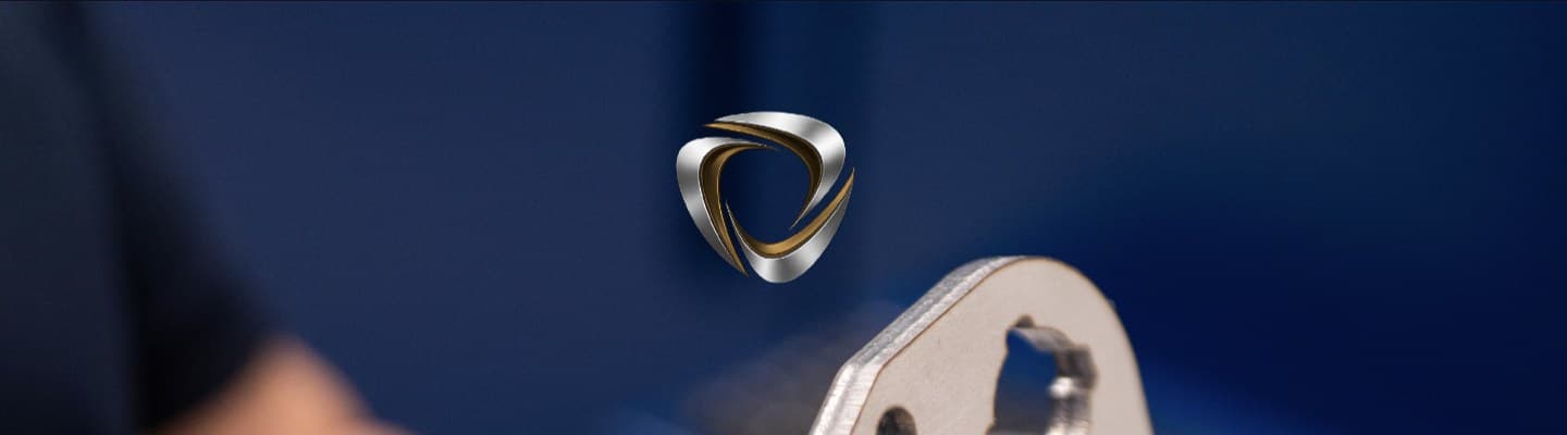 Logotipo tridimensional de Synergy en plata y oro sobre fondo azul junto a una pieza cortada