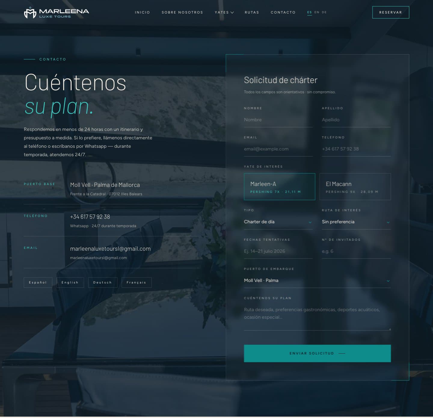 Página de contacto con formulario de solicitud de chárter sobre fondo nocturno azul