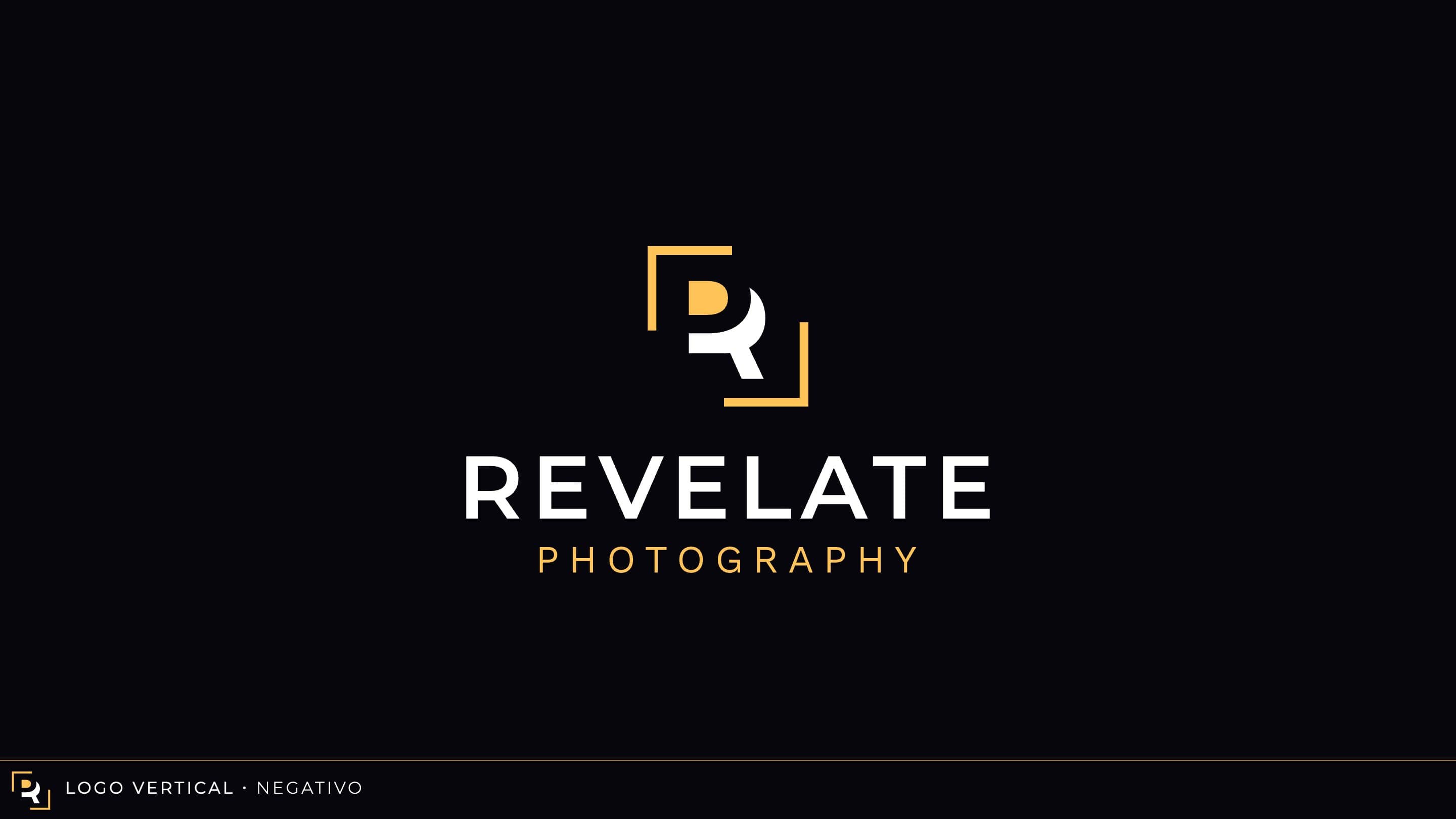 Logotip vertical de Revelate Photography en versió negativa