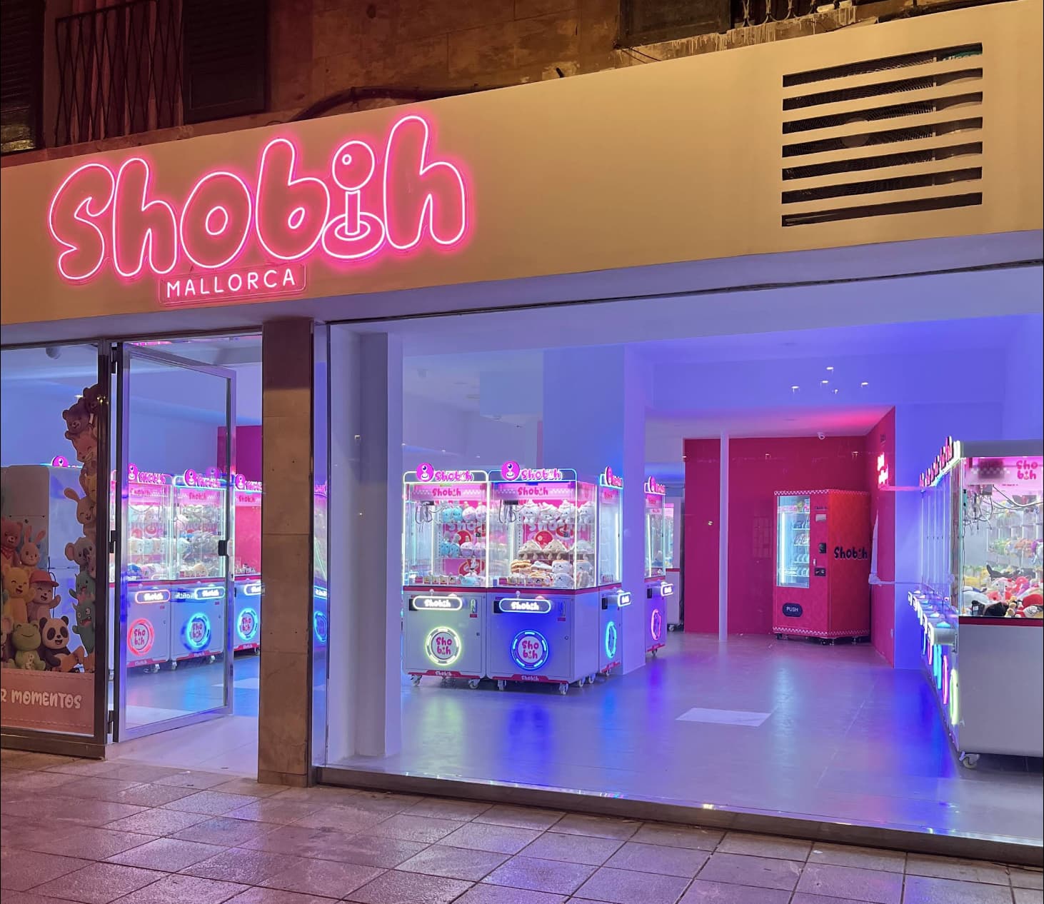 Night facade of the venue with the Shobih Mallorca neon sign