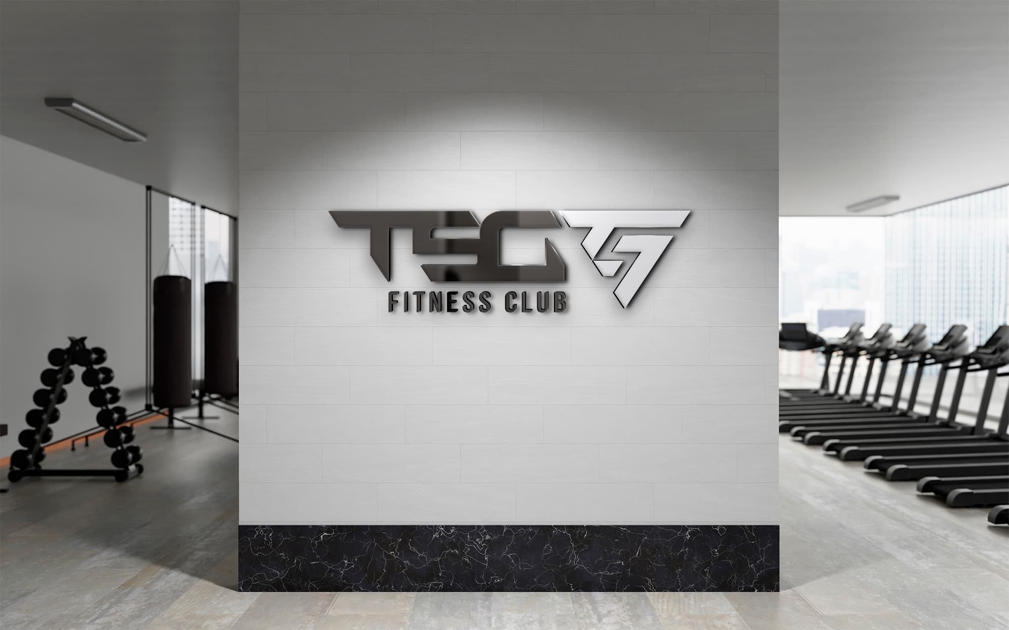 Logotipo metálico TSG Fitness Club aplicado en la pared de recepción del gimnasio